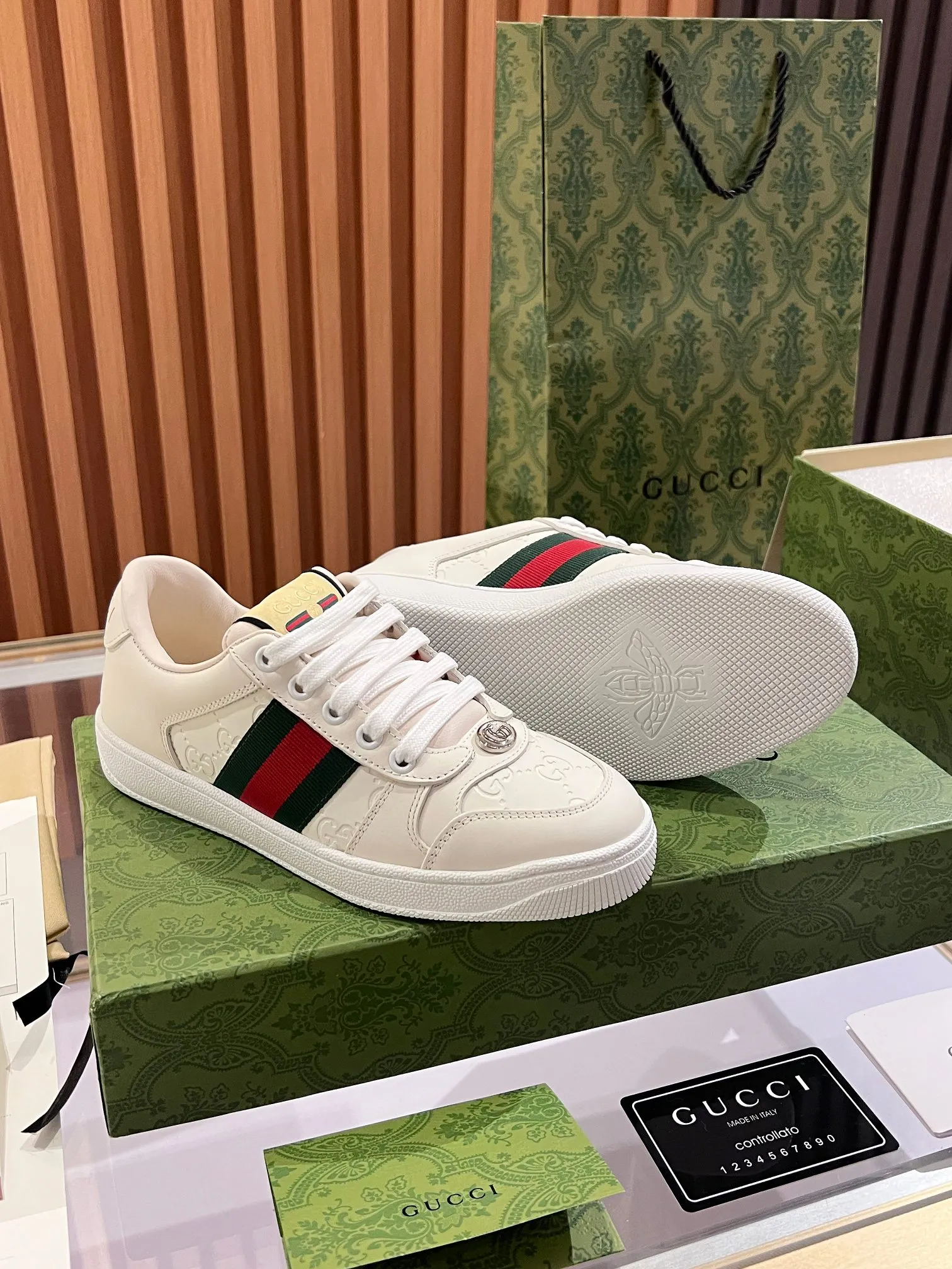 👟👟Ex-factory price 540👟👟 ⚡️Gucci Dirty Shoes Top factory quality, impeccable at the counter, the comfort is incredible. Retro distressed elements, washed retro logo on the tongue, metal double LOGO, 99% recognizable, full of Gucci elements; terry cloth lining, cowhide foot pads and 3mm latex are much more comfortable than real leather shoes. Environmentally friendly TPU wear-resistant outsole, soft and elastic. The inside of the tongue is made of imported elastic bands, which have great tension and won't strangle your feet. I don't develop the shoes without the original version. Only by getting the original version can the shoes be accurate and beat the market version instantly. Every stitch and every stitch is very tight and full. The debugging process is the most painstaking and requires no less than a hundred modifications before it is adjusted to the perfect state so that it can be worn comfortably by all foot types! Size 35-40 women’s model)